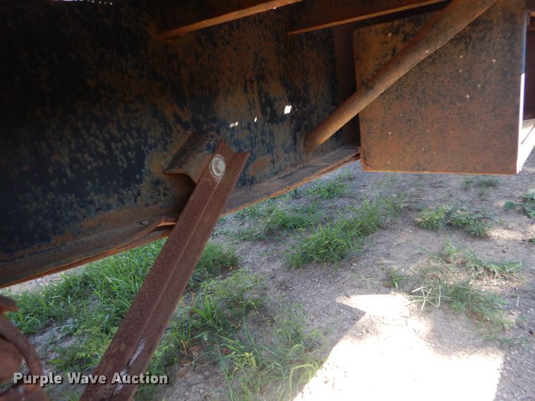 image for item GR9776 1986 Hobbs flatbed trailer