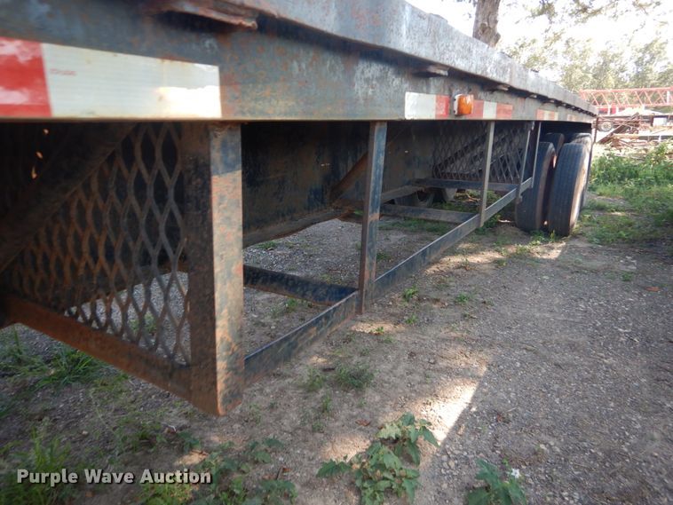 image for item GR9776 1986 Hobbs flatbed trailer