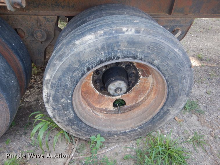 image for item GR9776 1986 Hobbs flatbed trailer