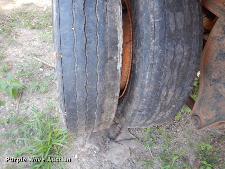 image for item GR9776 1986 Hobbs flatbed trailer