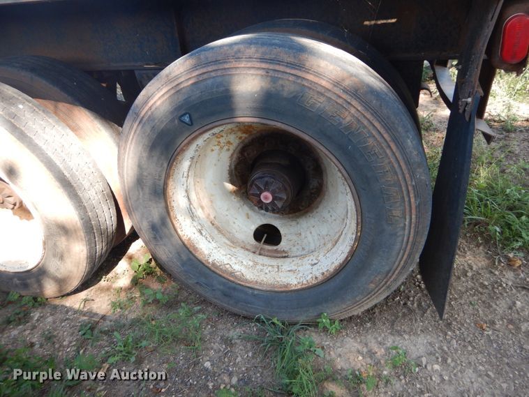 image for item GR9776 1986 Hobbs flatbed trailer