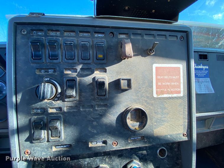 image for item HA9593 1994 Mack CH613  flatbed truck