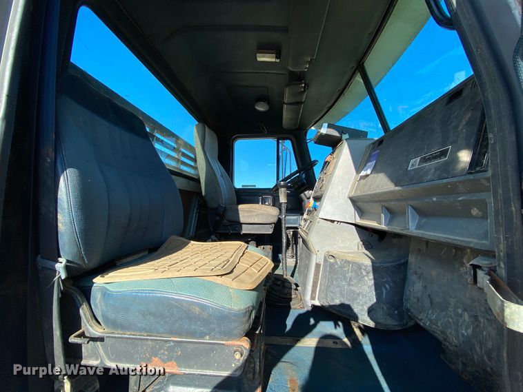 image for item HA9593 1994 Mack CH613  flatbed truck