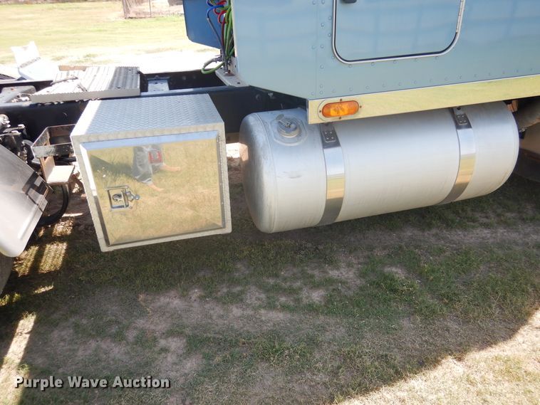 image for item HB9013 2007 Peterbilt 386  semi truck