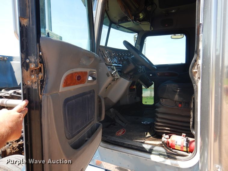 image for item HB9013 2007 Peterbilt 386  semi truck