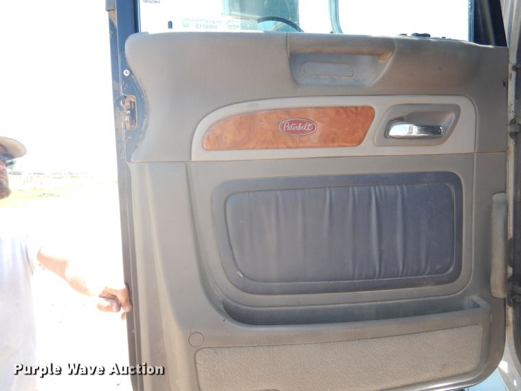 image for item HB9013 2007 Peterbilt 386  semi truck