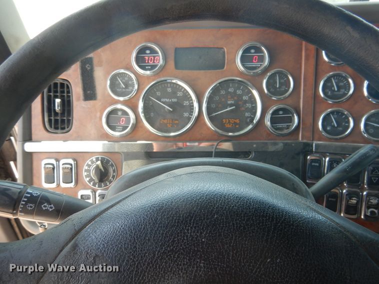 image for item HB9013 2007 Peterbilt 386  semi truck