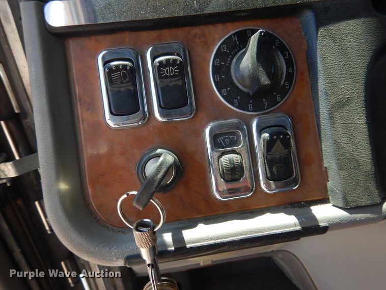 image for item HB9013 2007 Peterbilt 386  semi truck