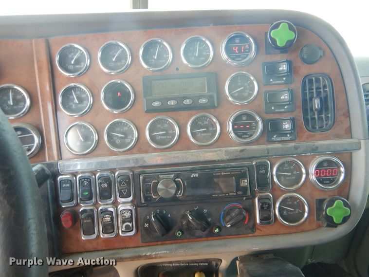 image for item HB9013 2007 Peterbilt 386  semi truck