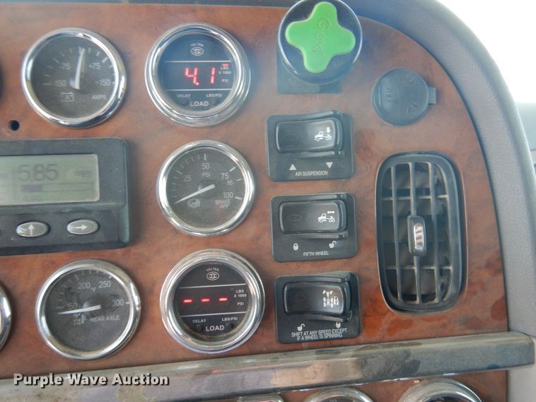 image for item HB9013 2007 Peterbilt 386  semi truck