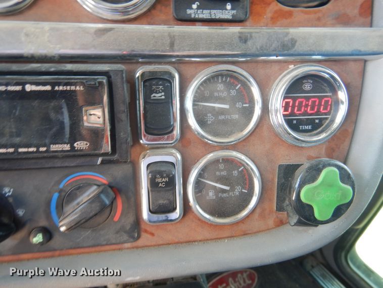 image for item HB9013 2007 Peterbilt 386  semi truck