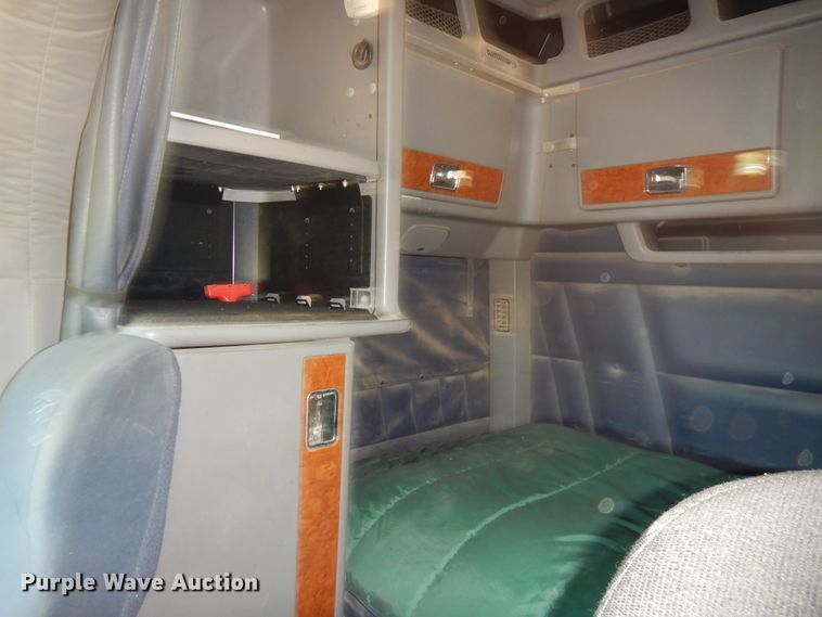 image for item HB9013 2007 Peterbilt 386  semi truck