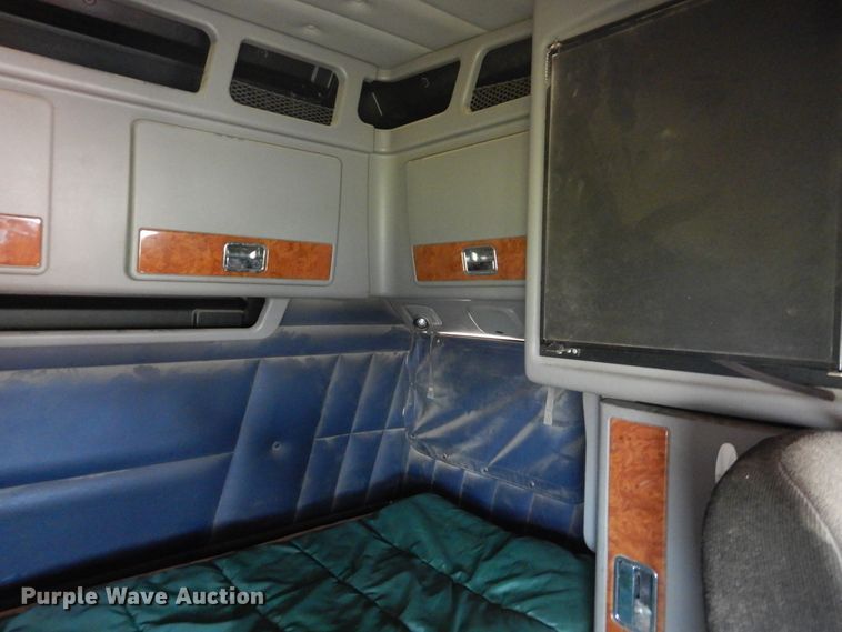 image for item HB9013 2007 Peterbilt 386  semi truck