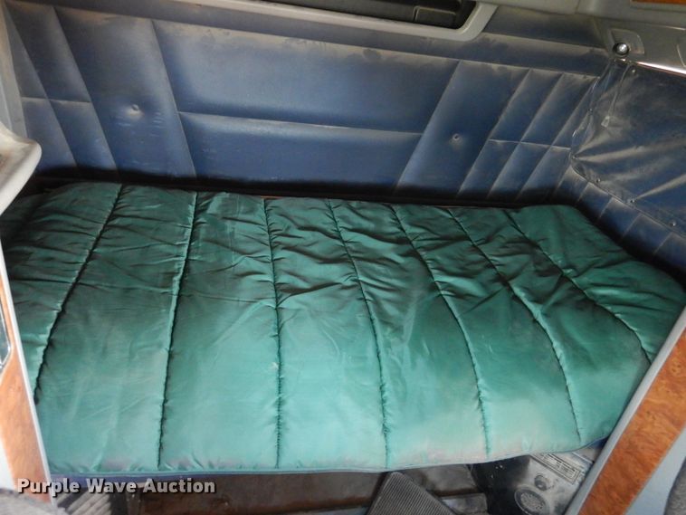 image for item HB9013 2007 Peterbilt 386  semi truck