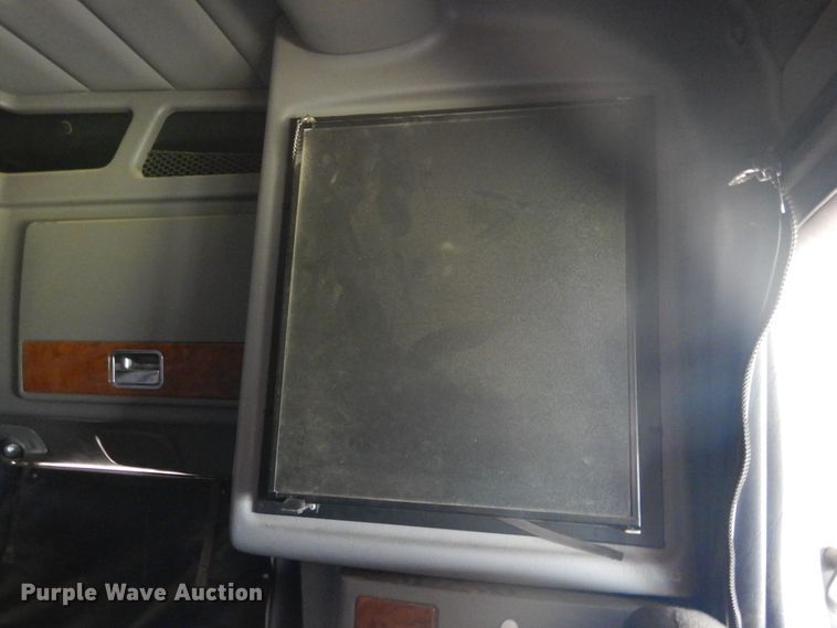 image for item HB9013 2007 Peterbilt 386  semi truck