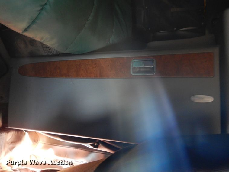 image for item HB9013 2007 Peterbilt 386  semi truck