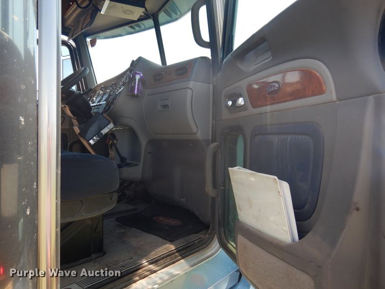 image for item HB9013 2007 Peterbilt 386  semi truck