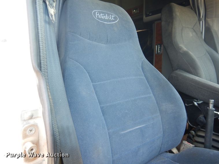 image for item HB9013 2007 Peterbilt 386  semi truck