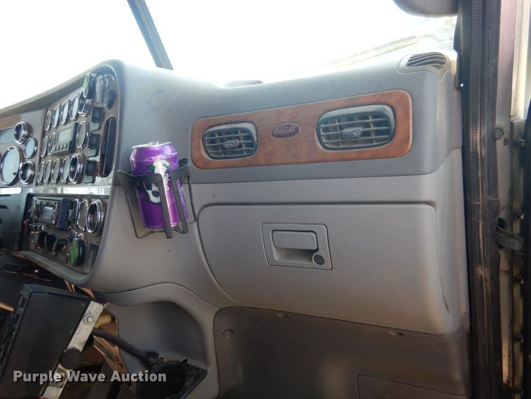 image for item HB9013 2007 Peterbilt 386  semi truck