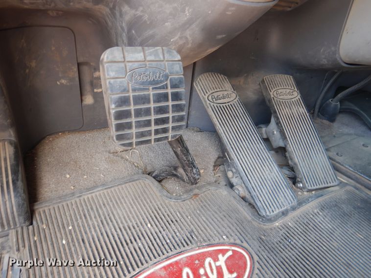 image for item HB9013 2007 Peterbilt 386  semi truck