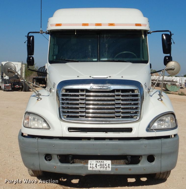image for item HC9095 2005 Freightliner Columbia 120  semi truck
