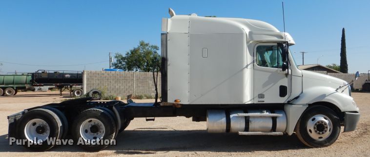 image for item HC9095 2005 Freightliner Columbia 120  semi truck