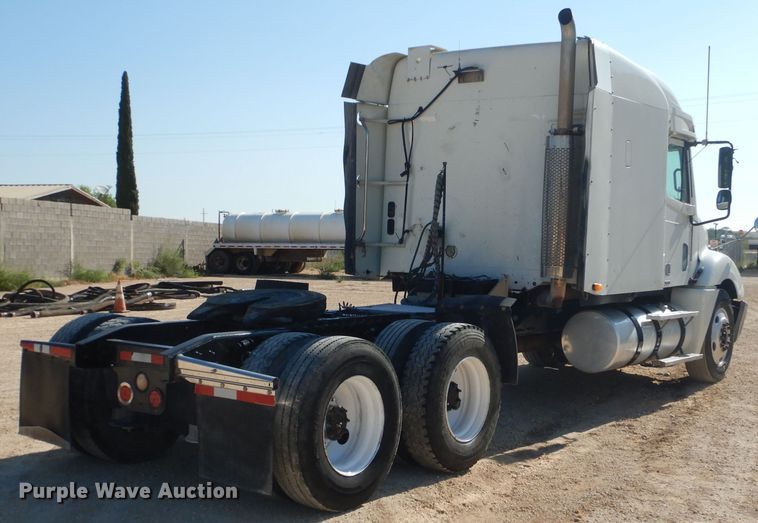 image for item HC9095 2005 Freightliner Columbia 120  semi truck