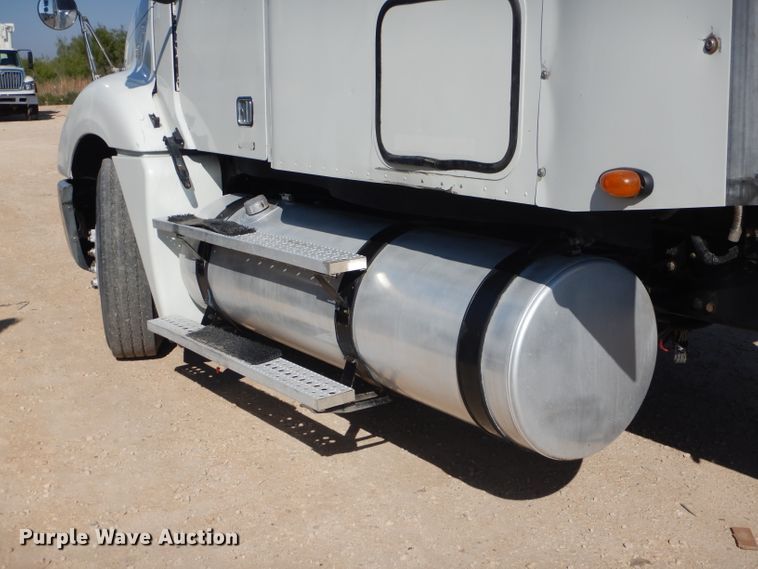 image for item HC9095 2005 Freightliner Columbia 120  semi truck