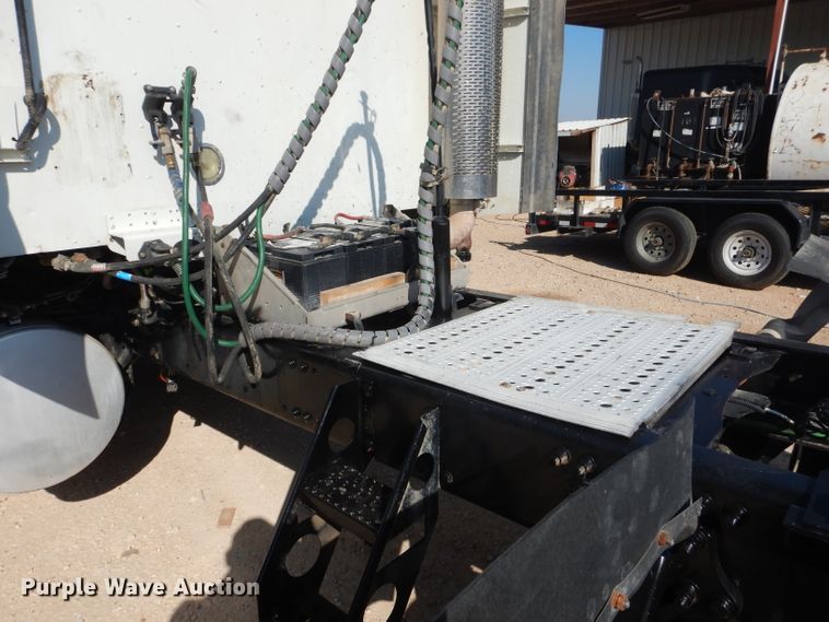 image for item HC9095 2005 Freightliner Columbia 120  semi truck