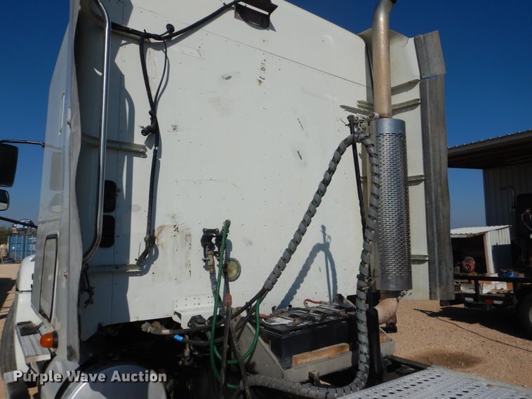 image for item HC9095 2005 Freightliner Columbia 120  semi truck