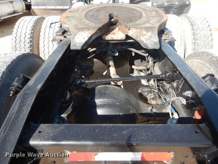 image for item HC9095 2005 Freightliner Columbia 120  semi truck