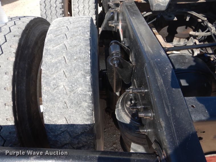 image for item HC9095 2005 Freightliner Columbia 120  semi truck