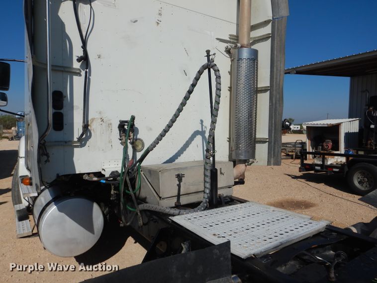 image for item HC9095 2005 Freightliner Columbia 120  semi truck