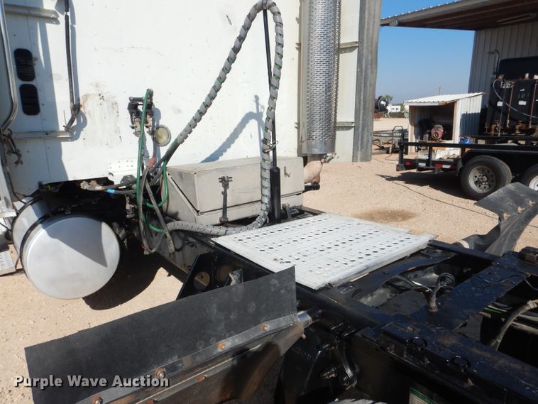 image for item HC9095 2005 Freightliner Columbia 120  semi truck