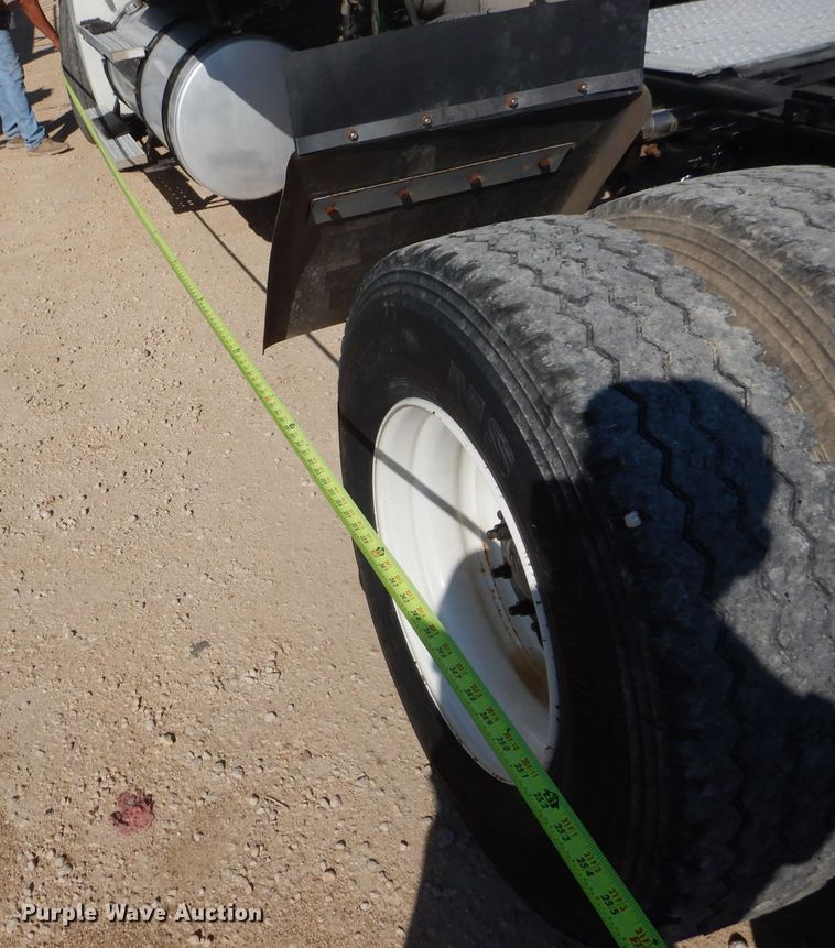 image for item HC9095 2005 Freightliner Columbia 120  semi truck