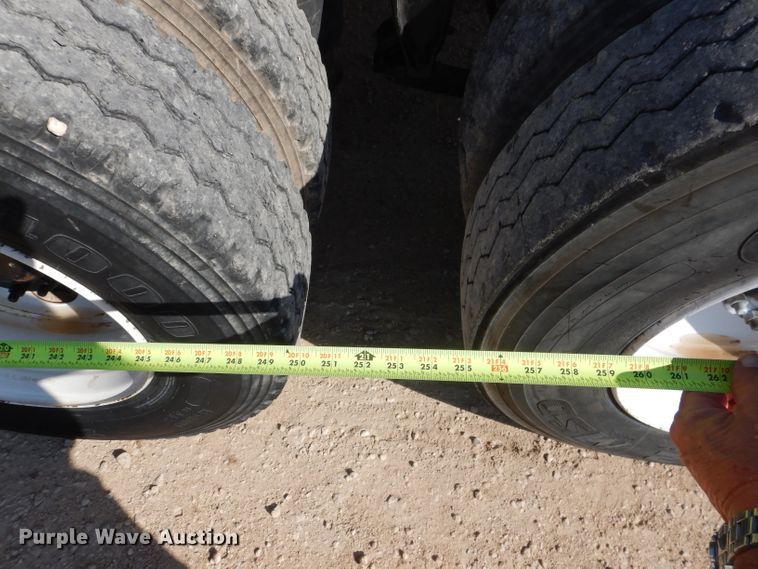 image for item HC9095 2005 Freightliner Columbia 120  semi truck