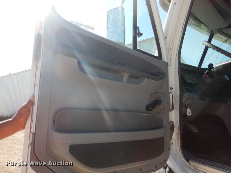 image for item HC9095 2005 Freightliner Columbia 120  semi truck