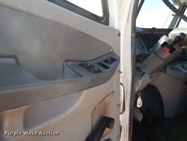 image for item HC9095 2005 Freightliner Columbia 120  semi truck