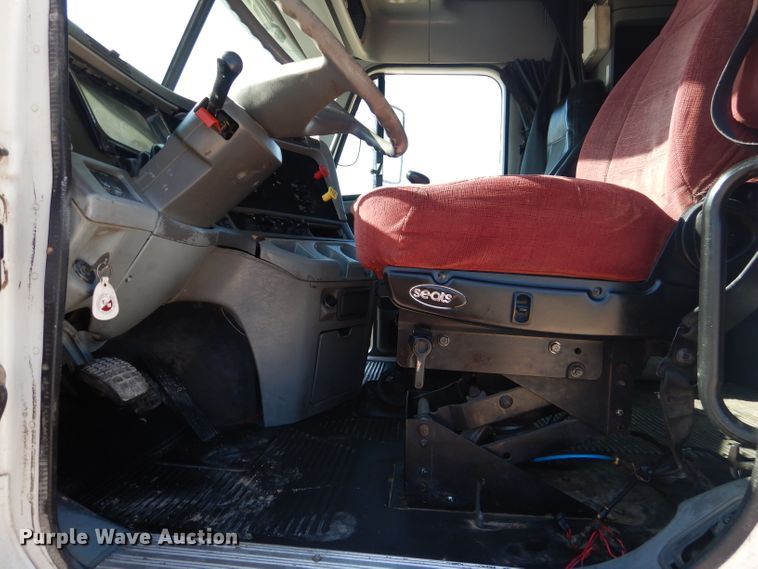 image for item HC9095 2005 Freightliner Columbia 120  semi truck