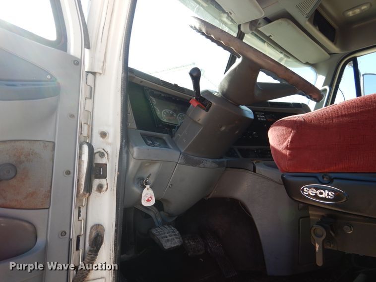 image for item HC9095 2005 Freightliner Columbia 120  semi truck