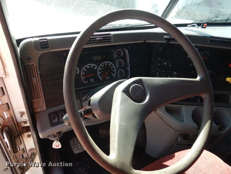 image for item HC9095 2005 Freightliner Columbia 120  semi truck