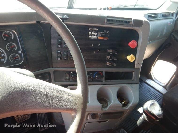 image for item HC9095 2005 Freightliner Columbia 120  semi truck