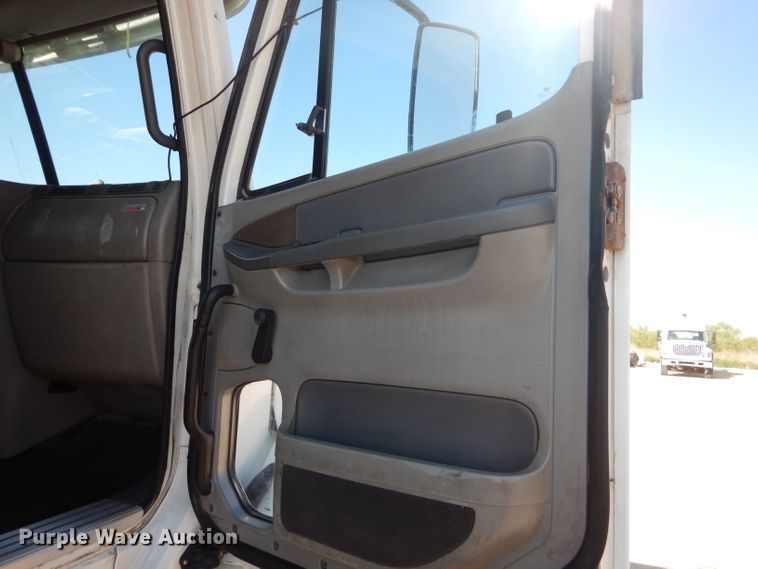 image for item HC9095 2005 Freightliner Columbia 120  semi truck