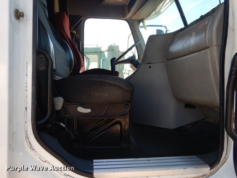 image for item HC9095 2005 Freightliner Columbia 120  semi truck