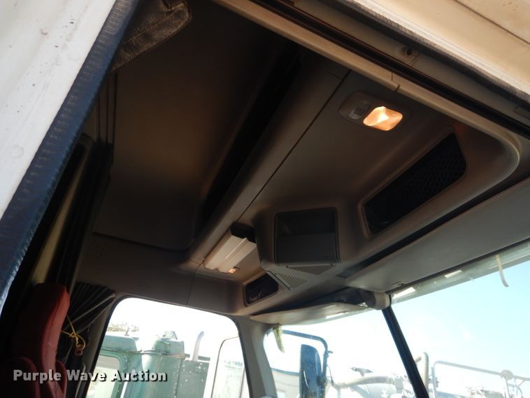 image for item HC9095 2005 Freightliner Columbia 120  semi truck