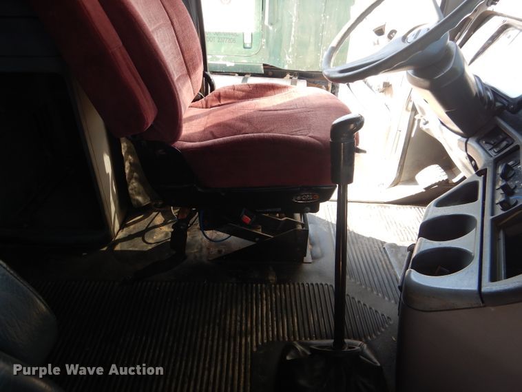 image for item HC9095 2005 Freightliner Columbia 120  semi truck