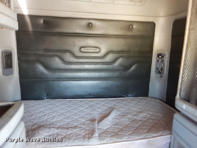 image for item HC9095 2005 Freightliner Columbia 120  semi truck