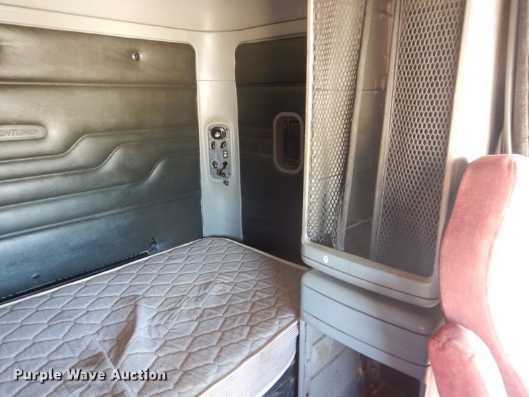 image for item HC9095 2005 Freightliner Columbia 120  semi truck