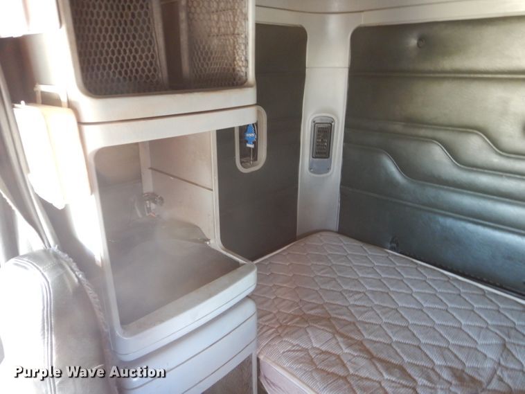 image for item HC9095 2005 Freightliner Columbia 120  semi truck