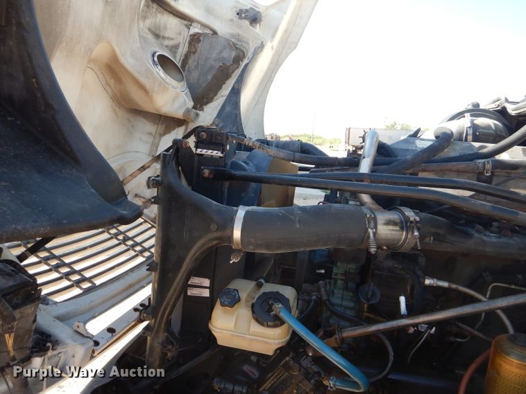 image for item HC9095 2005 Freightliner Columbia 120  semi truck